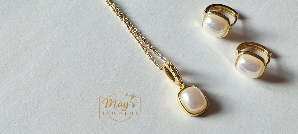 Parure Perle de Lumière – Collier & Boucles dorées avec nacre