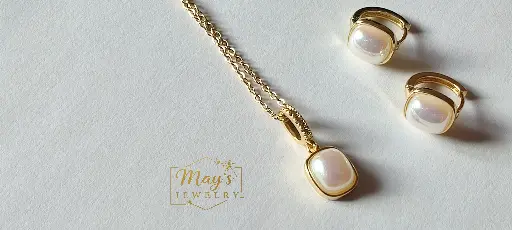 Parure Perle de Lumière – Collier & Boucles dorées avec nacre